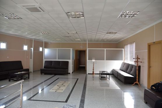 Una habitación grande con muchos muebles.