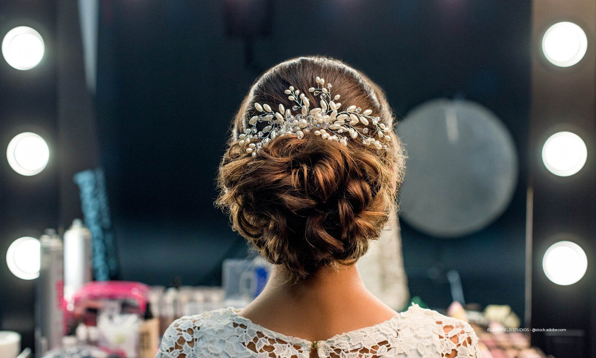 Braut mit Hochsteckfrisur im Haarstudio Dina