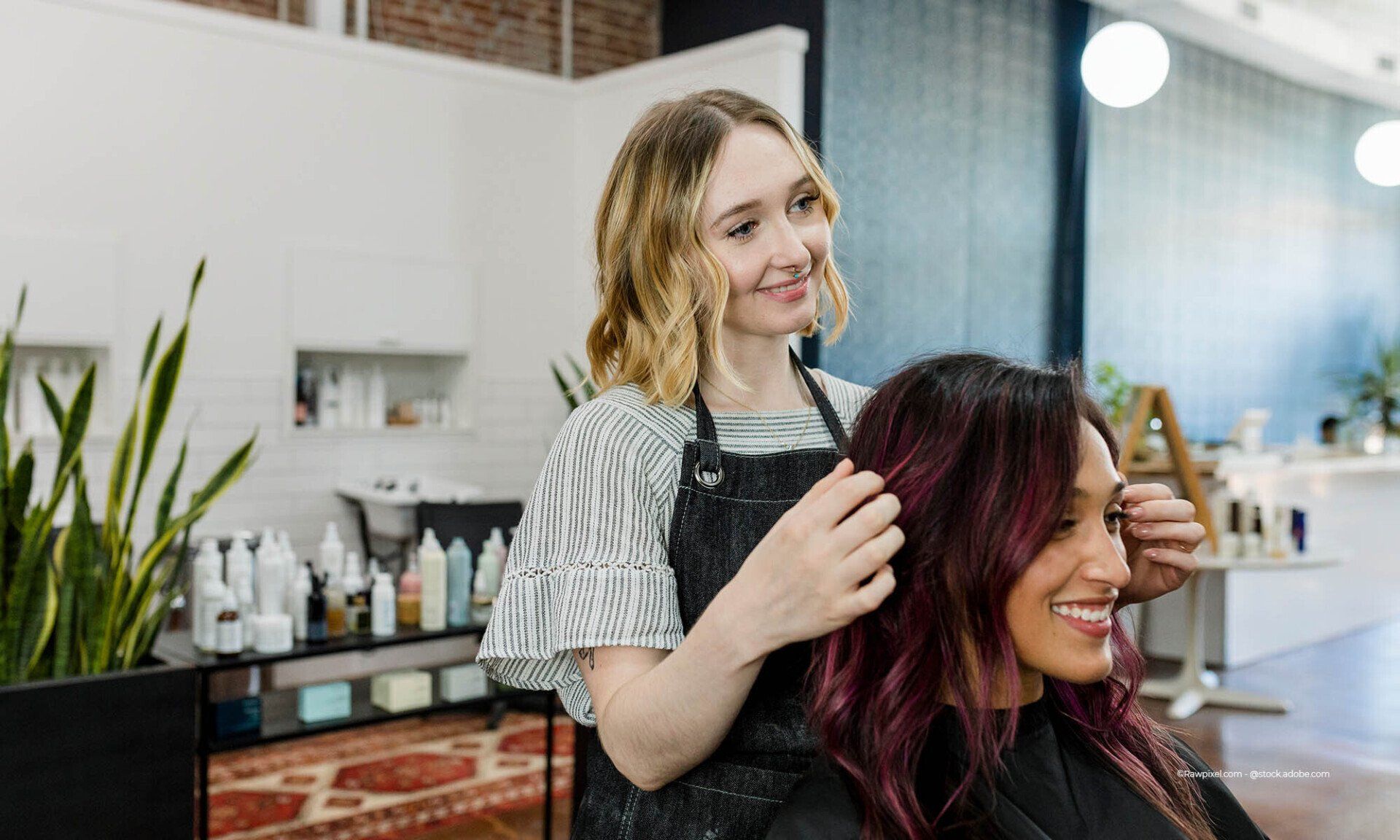 Mitarbeiterin im Haarstudio Dina berät Kundin