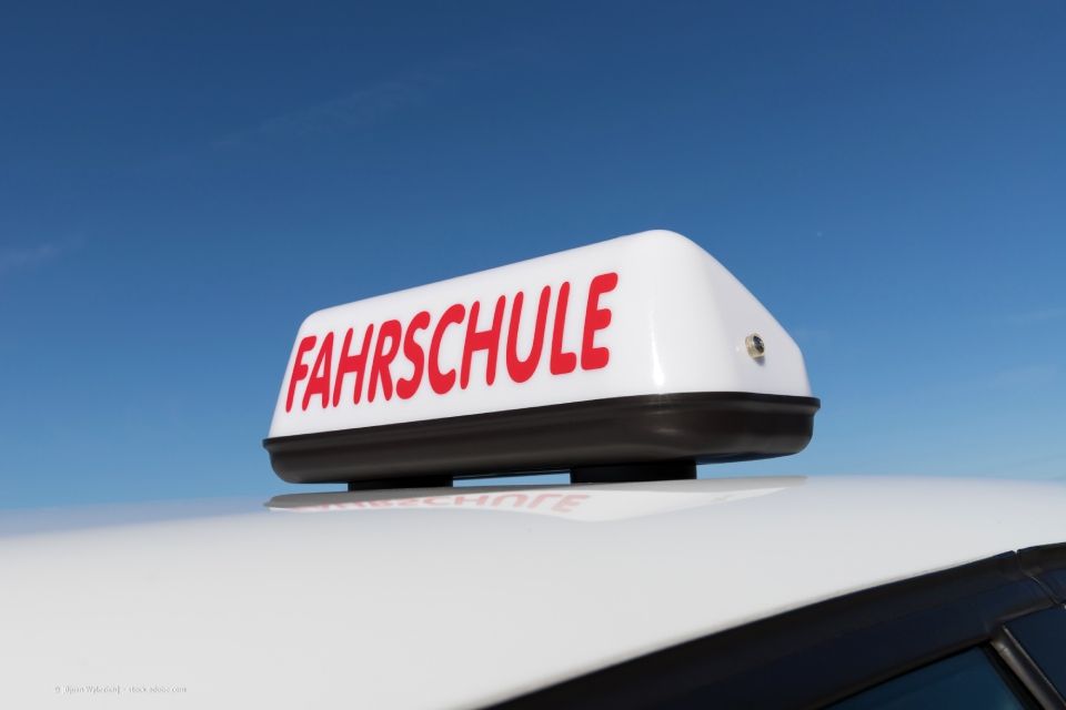 Fahrschule-Schild auf Pkw
