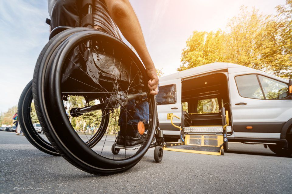 Rollstuhlfahrer vor Transporter