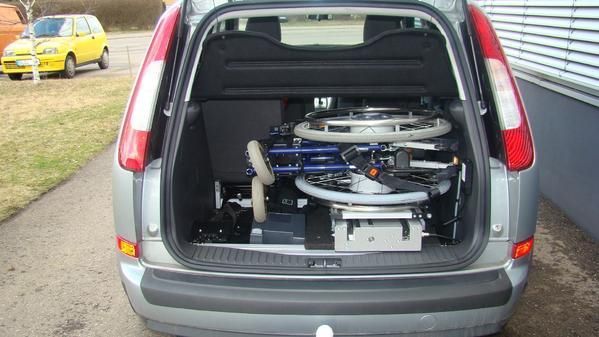 Rollstuhl im Kofferraum