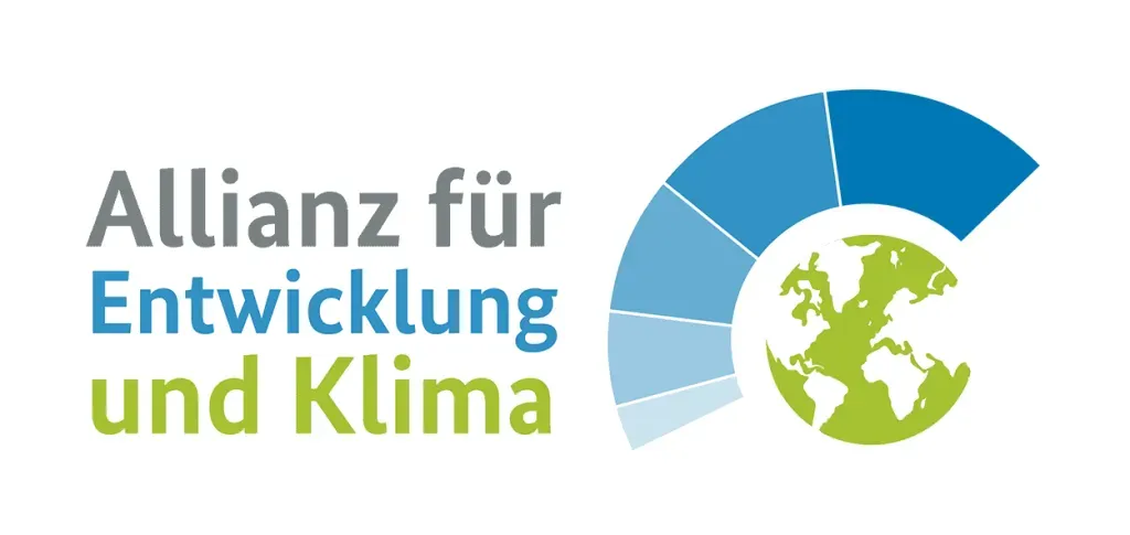 Logo with blue and green globe icon and German text “Allianz für Entwicklung und Klima”