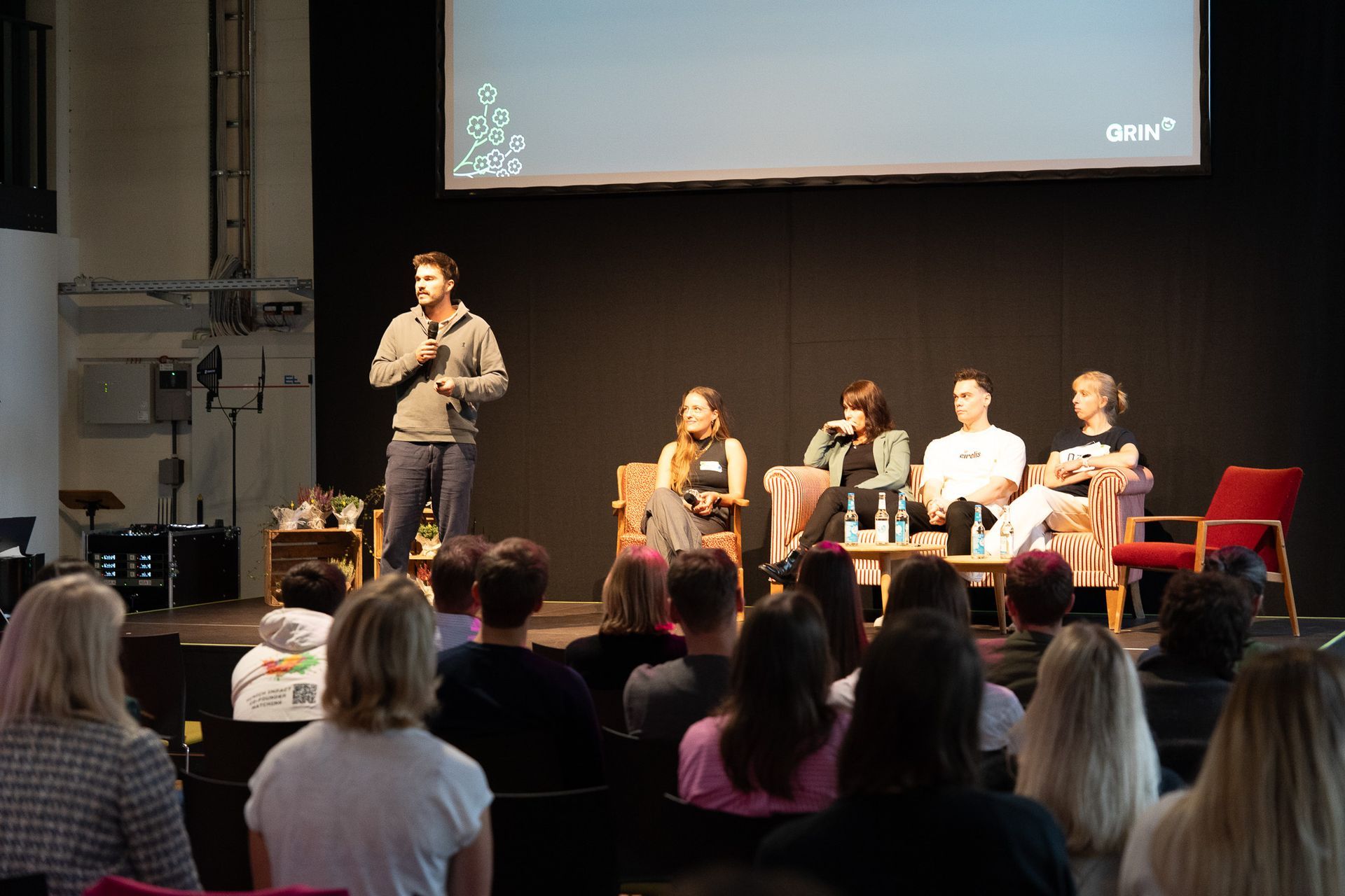 Ein Haufen Werkzeuge sind in einem Kreis auf dem Boden ausgelegt