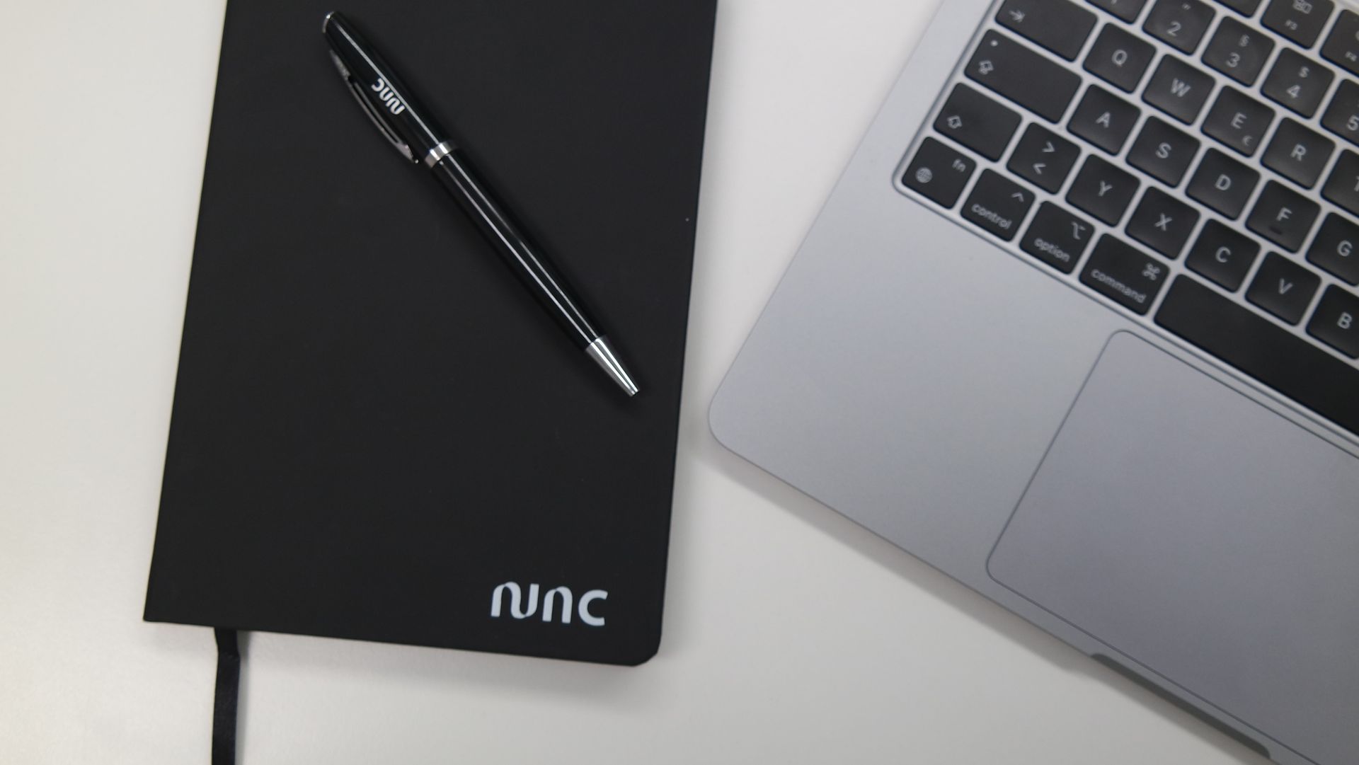 Eine Luftaufnahme einer grünen Wiese mit Windrädern in der Ferne.