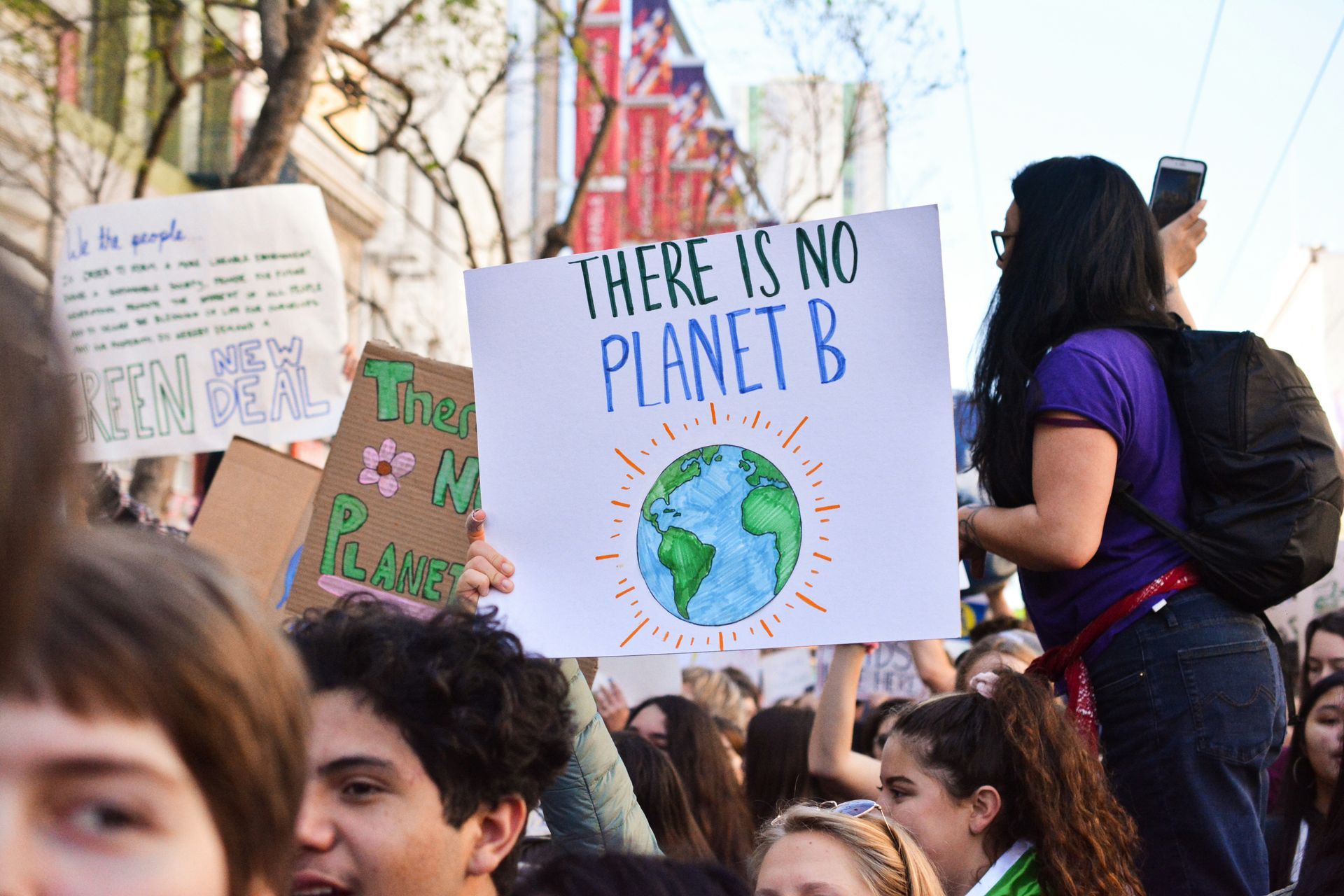 Bei einer Demonstration hält eine Frau ein Schild mit der Aufschrift „Es gibt keinen Planeten B“.