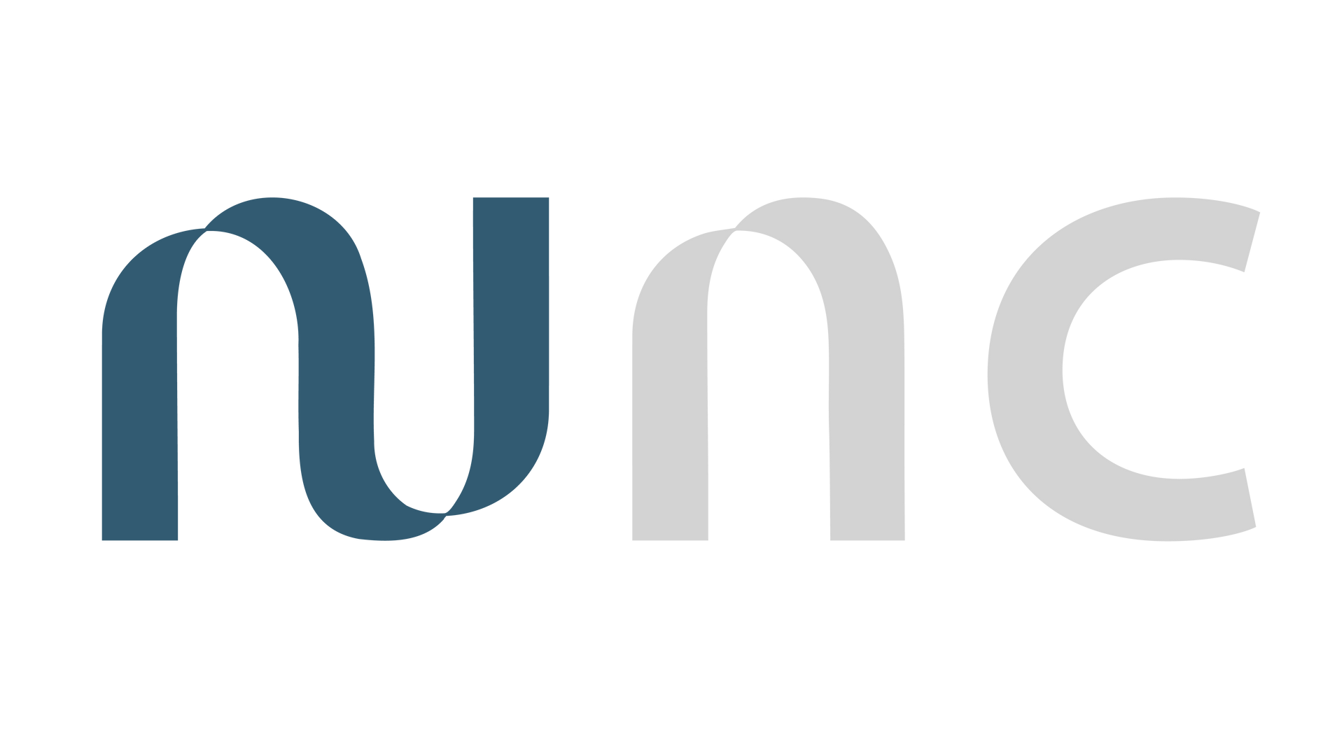 Ein junger Mann sitzt auf einem Bürostuhl,  lacht in die Kamera und macht zwei Daumen Hoch