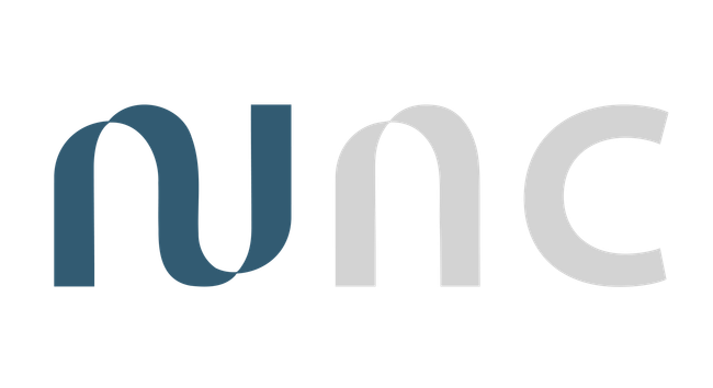 Stilisiertes „nuc“-Logo in Kleinbuchstaben in Blau und Grau auf weißem Hintergrund
