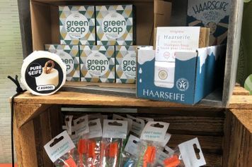 Person steht vor losem Gemüse