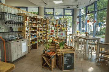 Körbe mit losen Früchten in einem Supermarkt