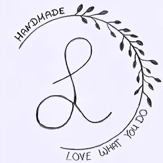 Rundes Logo mit dem Buchstaben „L“. Darüber der Schriftzug „Handmade“, darunter „Love What You Do“, mit einem Blattmotiv.