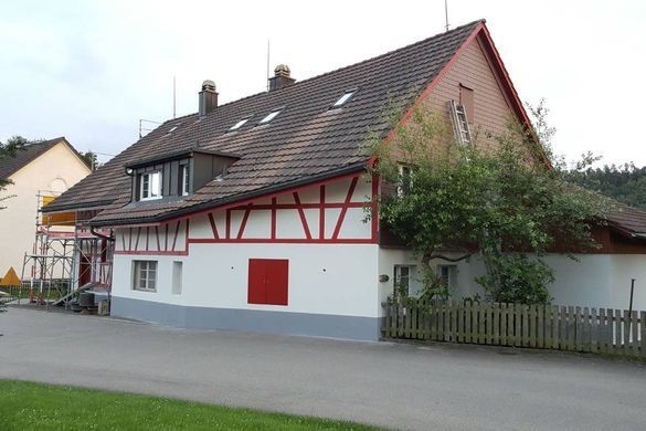 CB Renovation & Reinigung Service – Hausfassade mit Gerüst