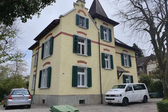 CB Renovation & Reinigung Service – Villa mit gelber Fassade