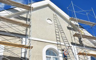 CB Renovation & Reinigung Service – Hausfassade mit Gerüst