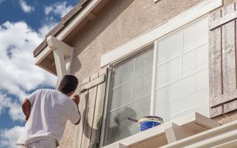 CB Renovation & Reinigung Service – Maler streicht eine Hausfassade