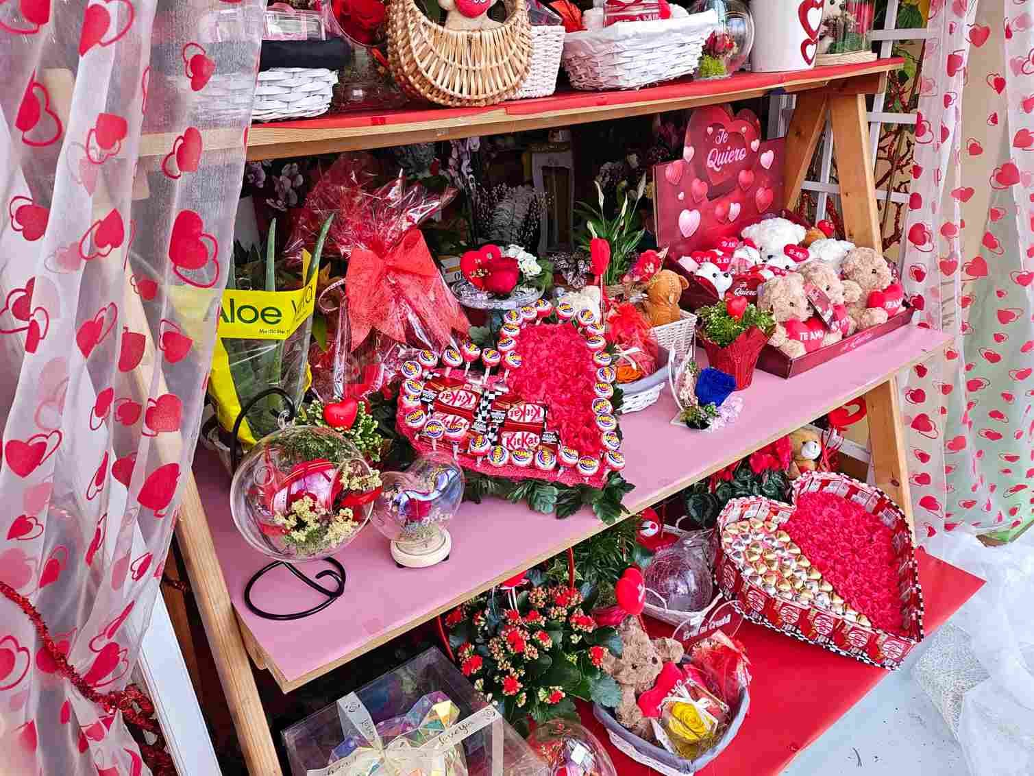Exhibición de regalos con temática de corazones rosas en estantes