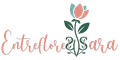 Logotipo con la inscripci&oacute;n en cursiva rosa &ldquo;EntreFloresSara&rdquo; y un tallo floral verde con flores rosas.