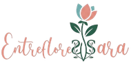 Logotipo con la inscripci&oacute;n en cursiva rosa &ldquo;EntreFloresSara&rdquo; y un tallo floral verde con flores rosas.