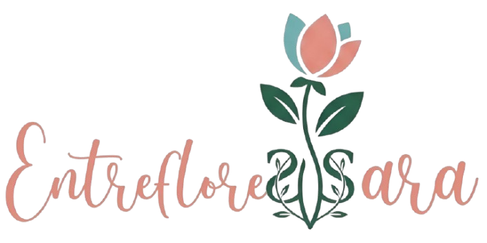 Logotipo con la inscripci&oacute;n en cursiva rosa &ldquo;EntreFloresSara&rdquo; y un tallo floral verde con flores rosas.