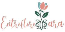 Logotipo con la inscripción en cursiva rosa “EntreFloresSara” y un tallo floral verde con flores rosas.