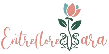Logotipo con la inscripci&oacute;n en cursiva rosa &ldquo;EntreFloresSara&rdquo; y un tallo floral verde con flores rosas.