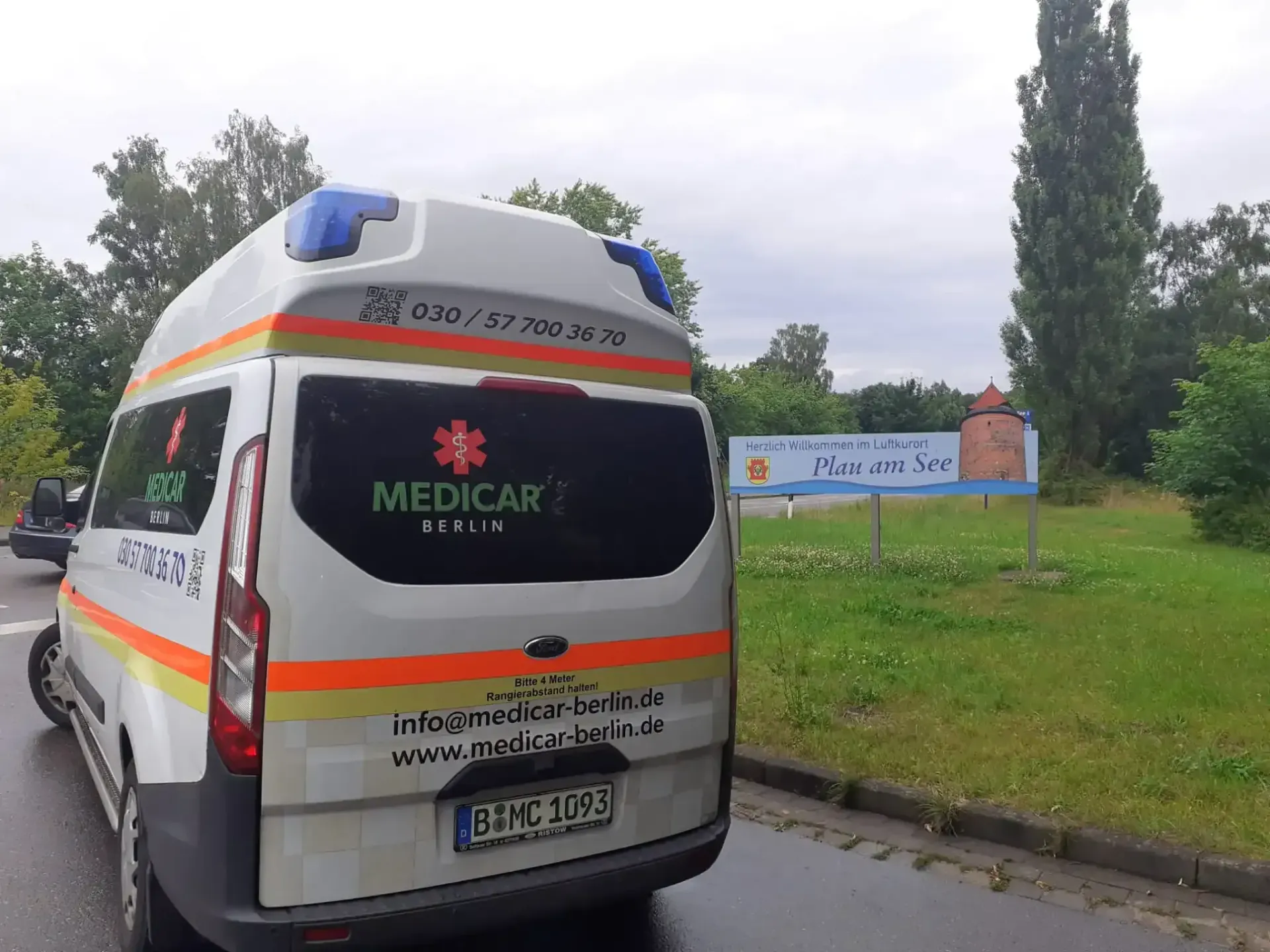 Ein Krankenwagen steht am Straßenrand.