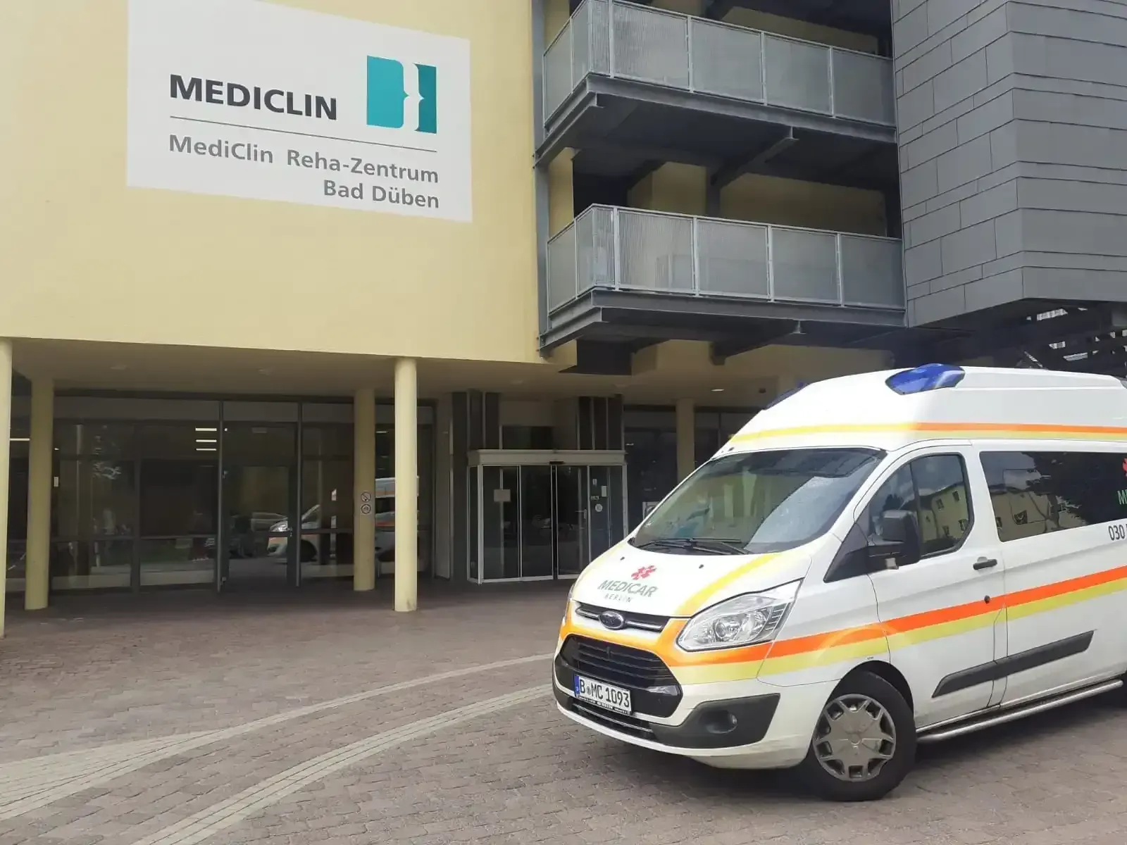 Ein Krankenwagen steht vor einem Gebäude mit der Aufschrift „Mediclin“