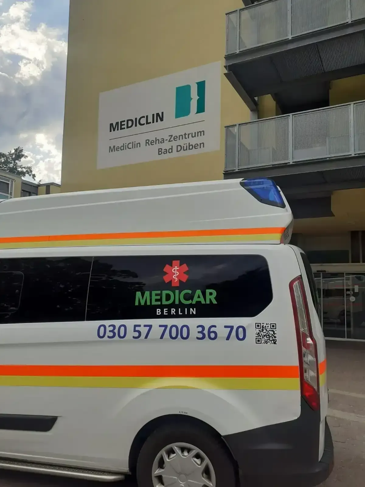 Ein Sanitätswagen steht vor einem Gebäude