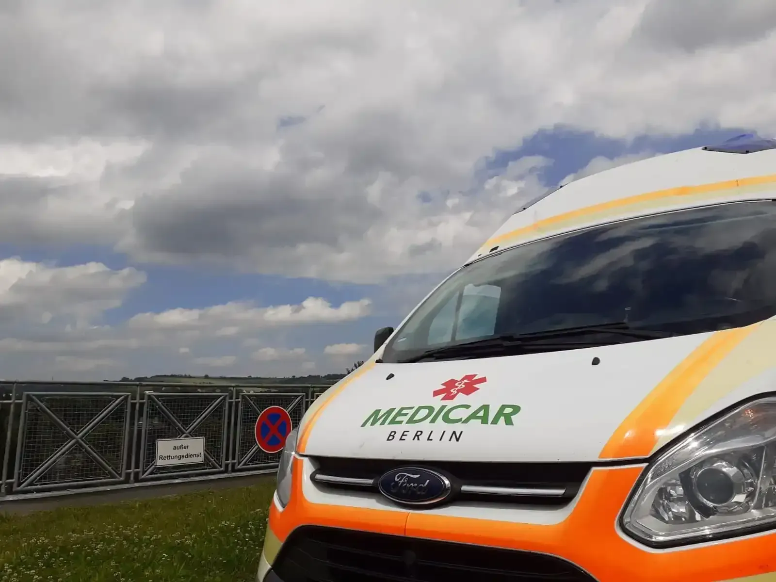 Ein Krankenwagen steht auf einer Wiese