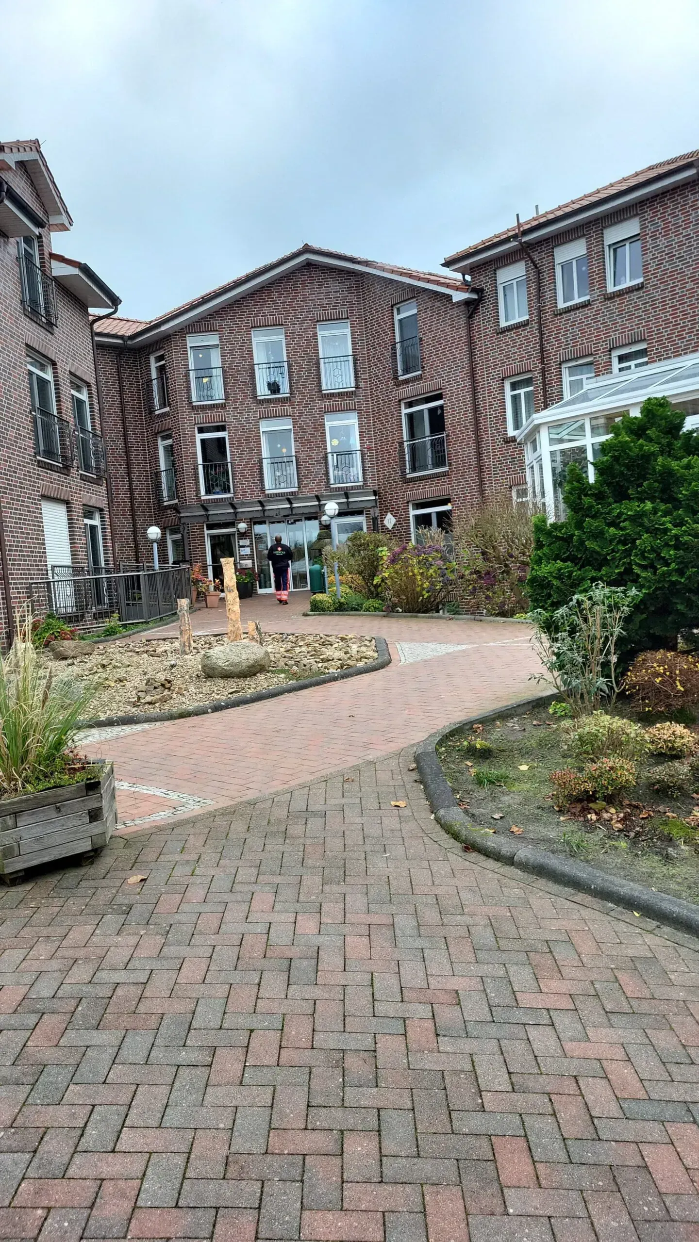 Ein großes Backsteingebäude, zu dem ein Backsteinweg führt.