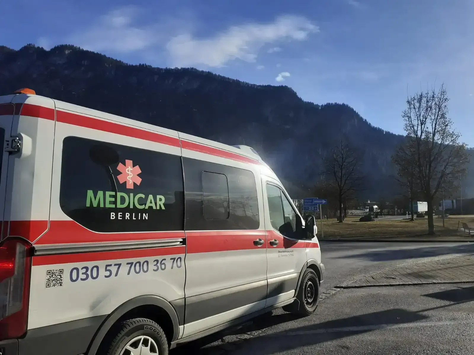 Ein Transporter von Medicar Berlin steht am Straßenrand