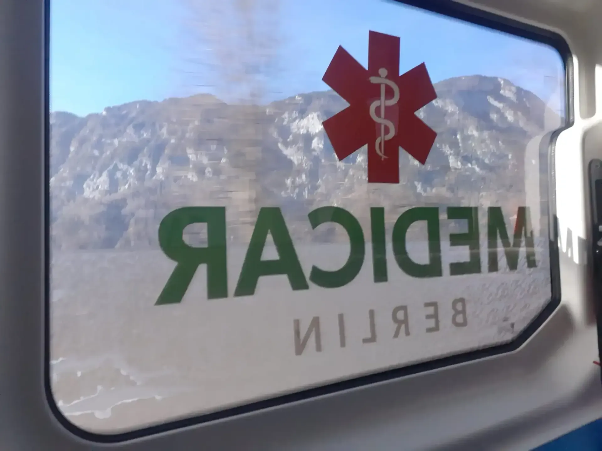 Auf dem Fenster eines Krankenwagens befindet sich ein medizinisches Symbol