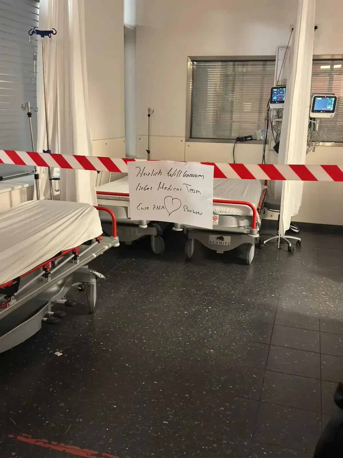 Ein Krankenhauszimmer mit einem Schild, auf dem steht, dass keine Besucher kommen