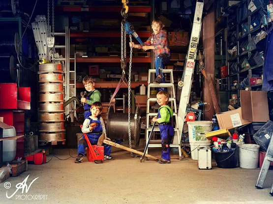 Kinder in einer Werkstatt