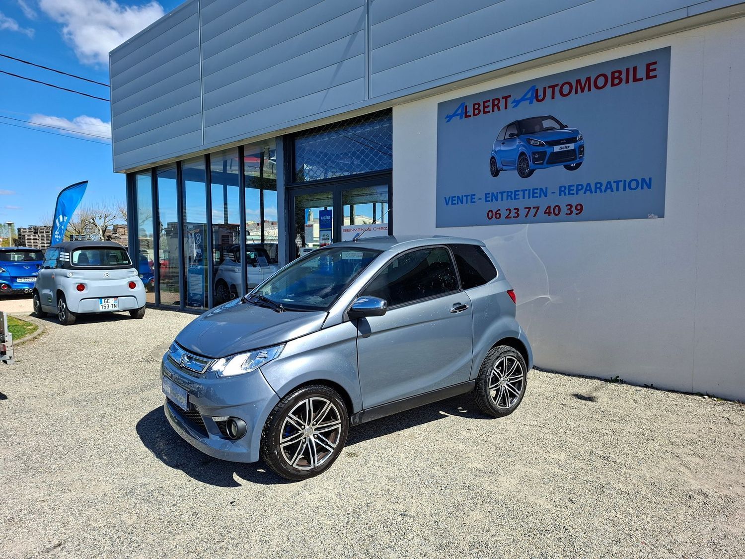 Une voiture est garée devant une concession automobile.