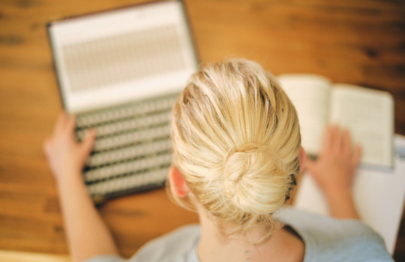 Zwei medizinische Mitarbeiter mit Mörser und Reagenzgläser