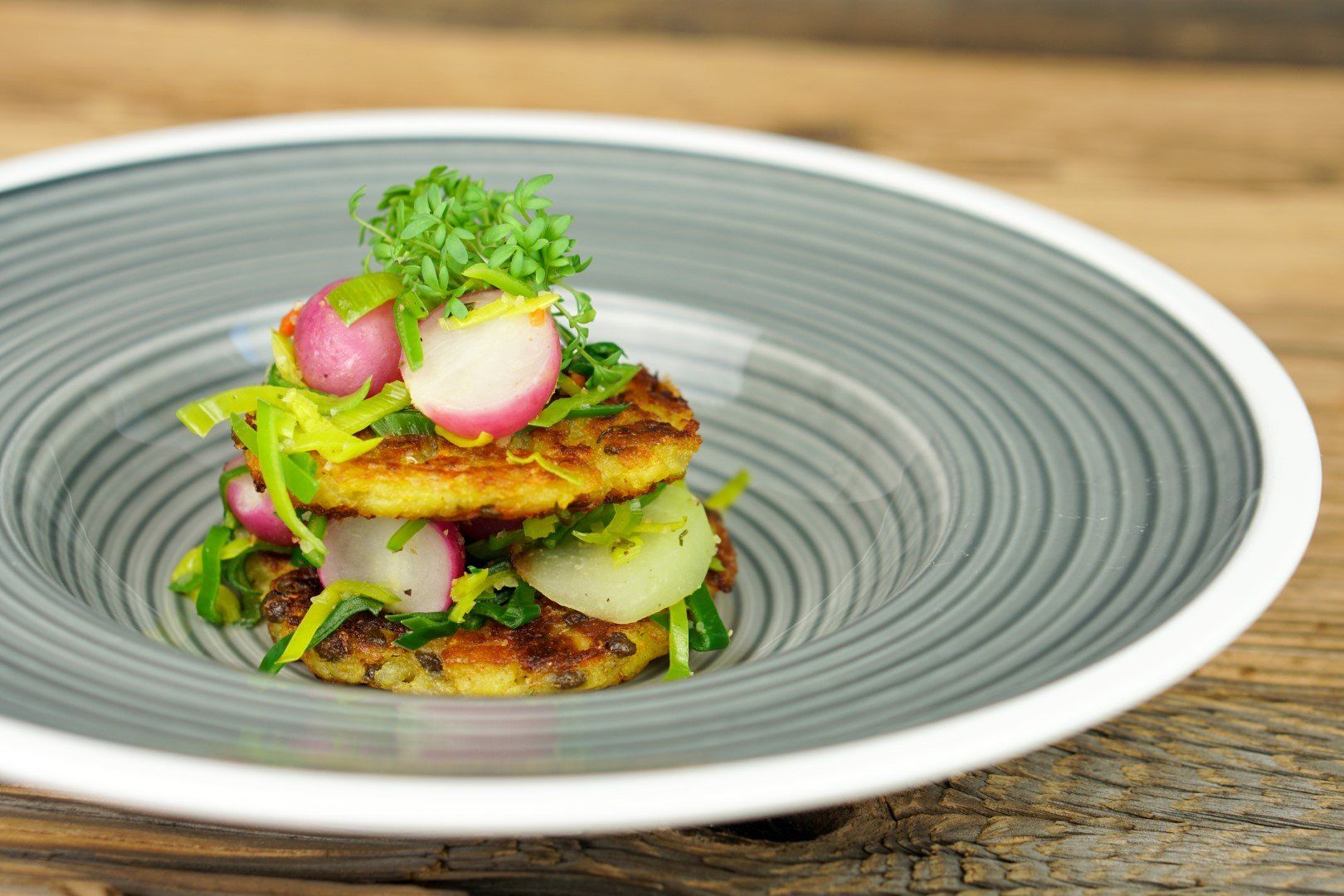 Teller mit Quinoa, Gemüse und Kichererbsen