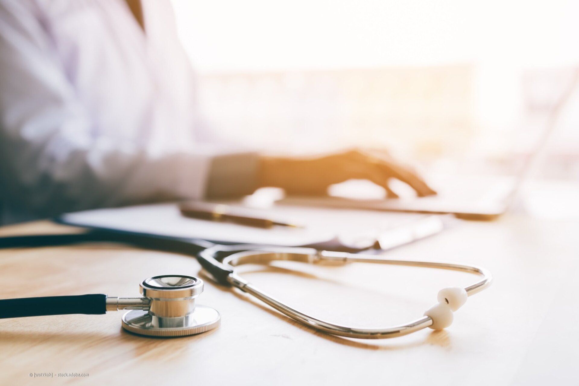 Ärztin arbeitet an einem Laptop