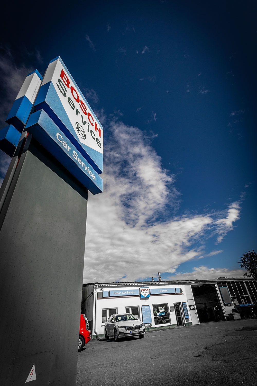 Vor einem Bosch-Servicecenter parkt ein Auto.