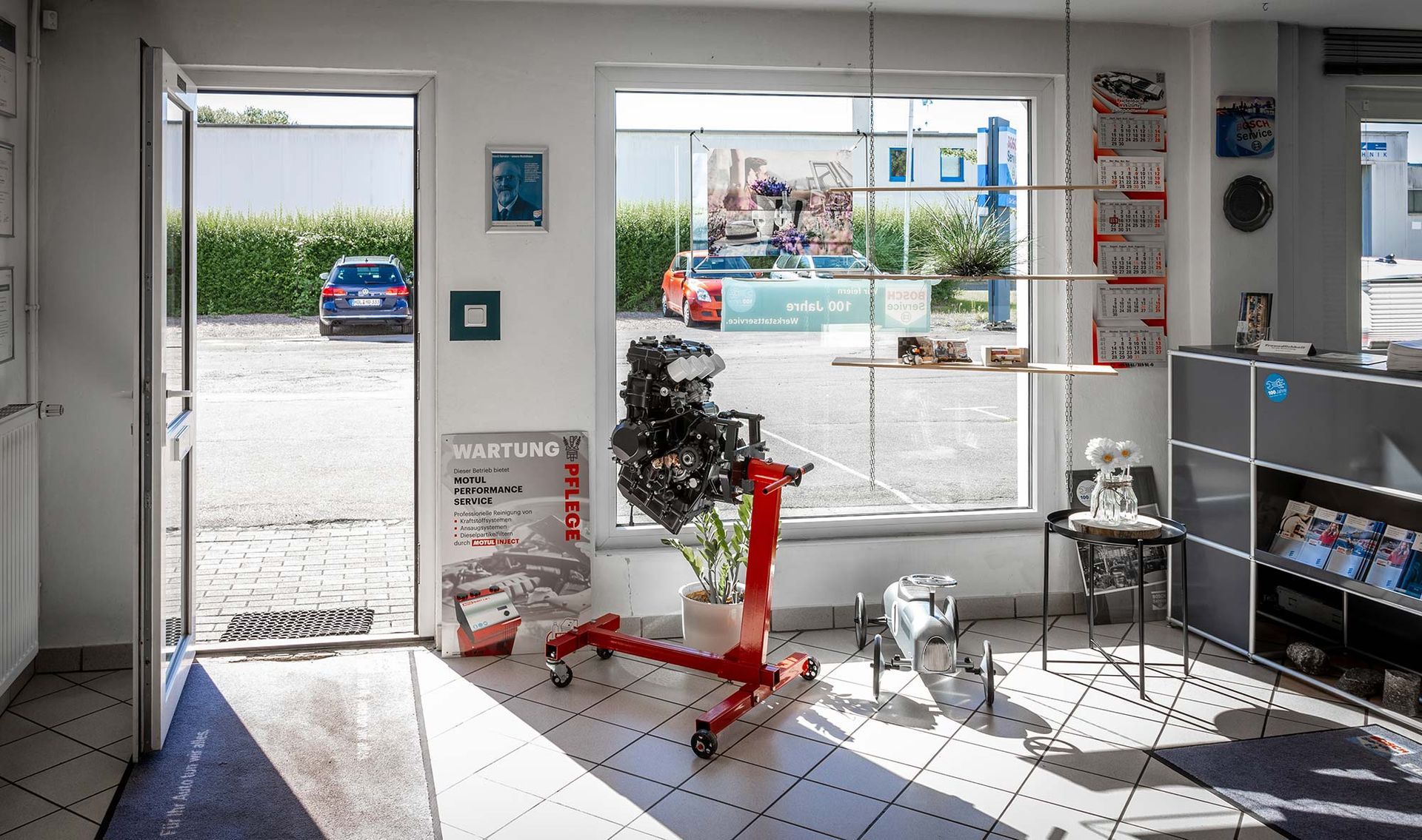 Ein Raum mit einem Motorradmotor vor einem Fenster