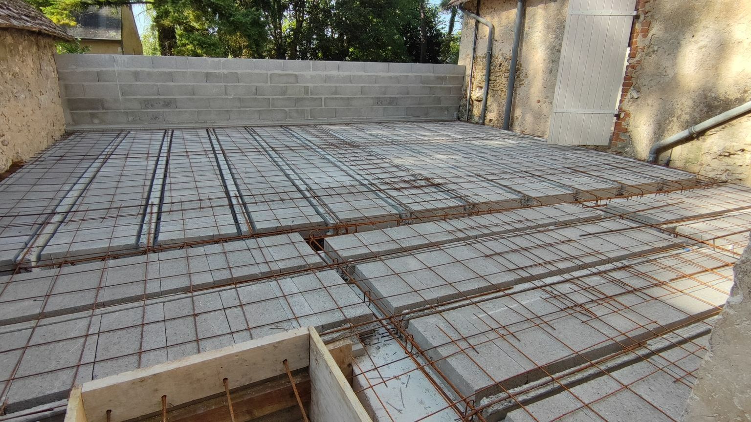 Préparation d'un sol avant le coulage de la dalle