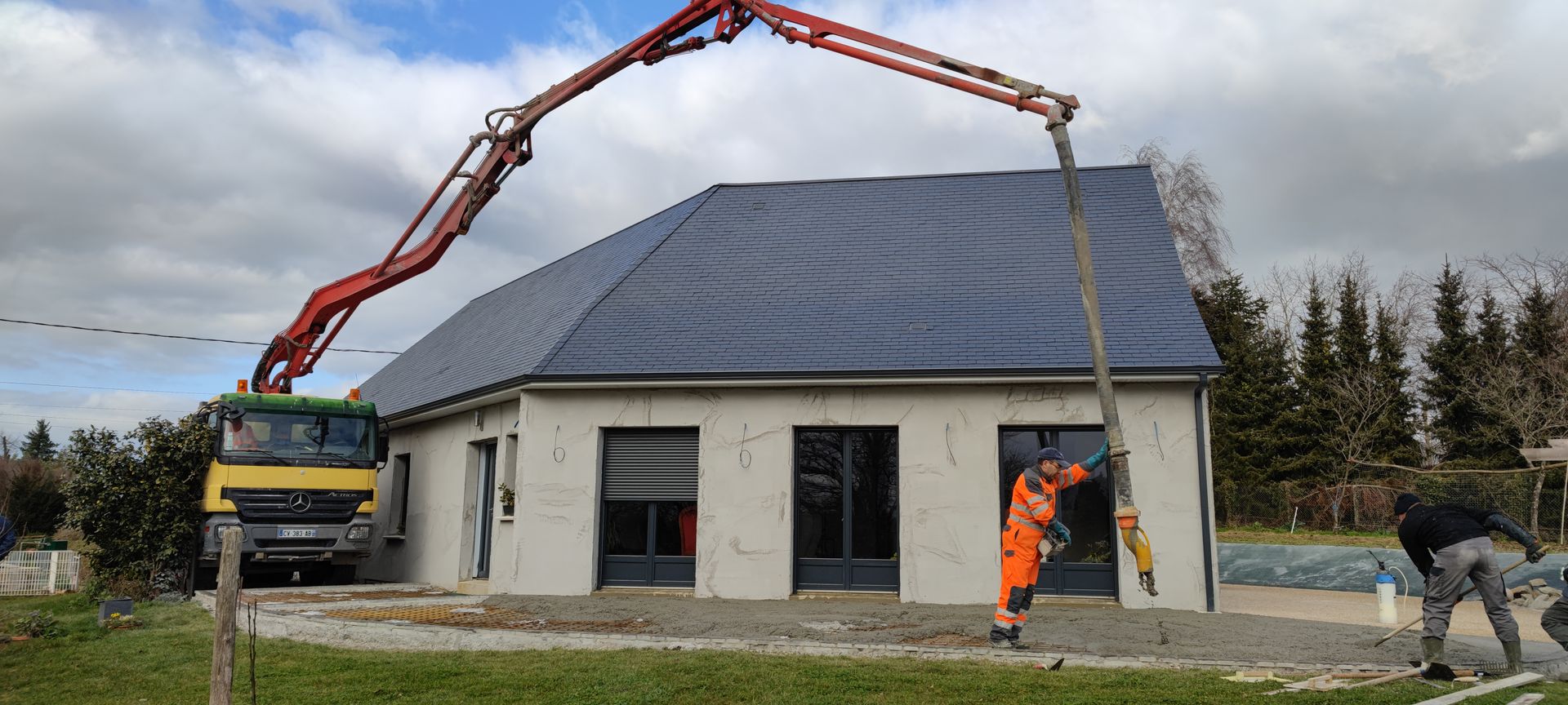 Artisan en train de couler une terrasse