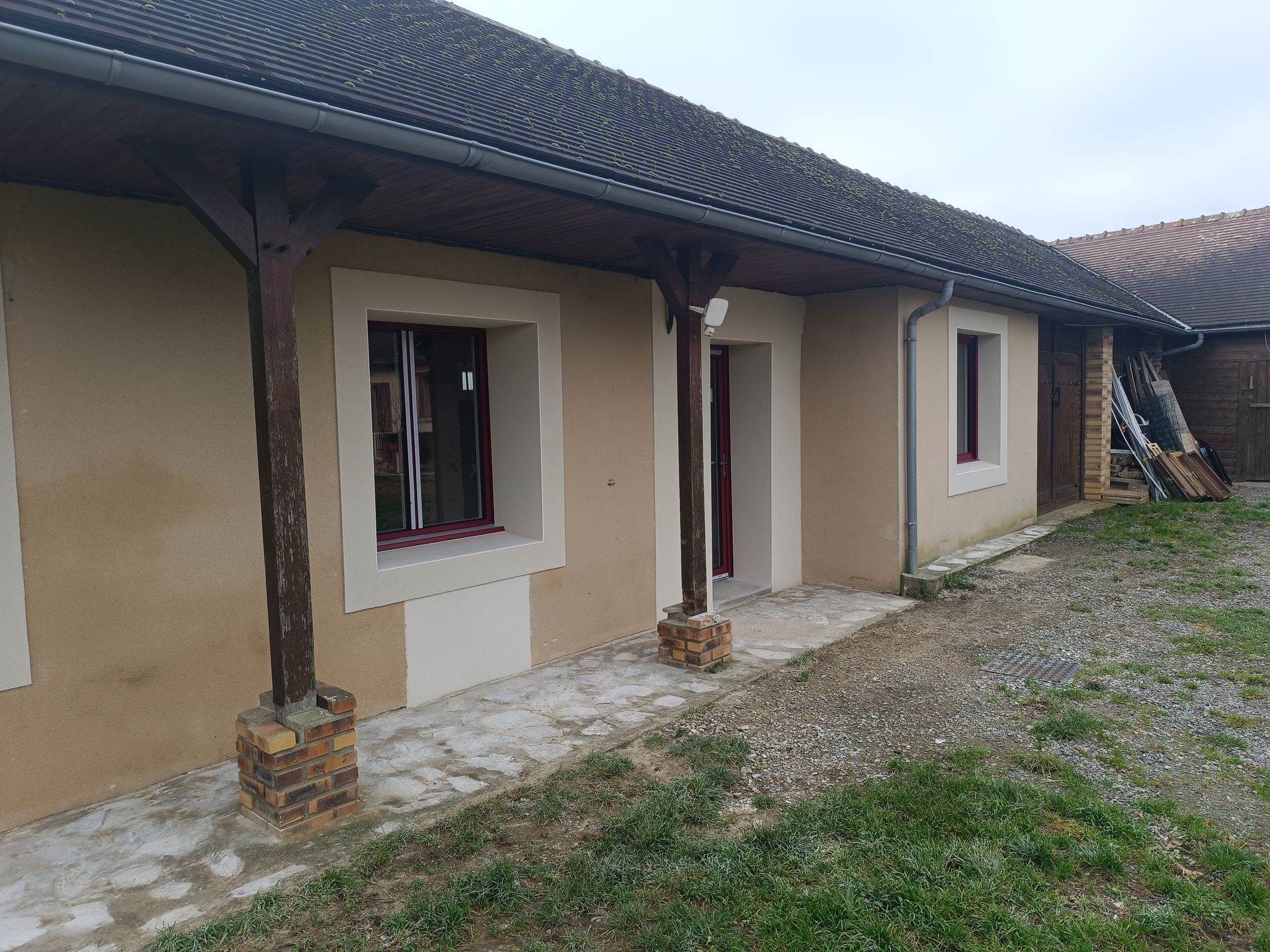 Façade d'une maison de plain-pied avec deux piliers