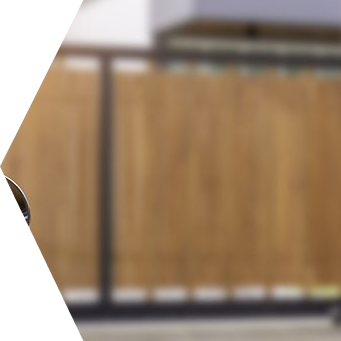 Ein verschwommenes Bild von einem Holzzaun mit einem weißen Hintergrund