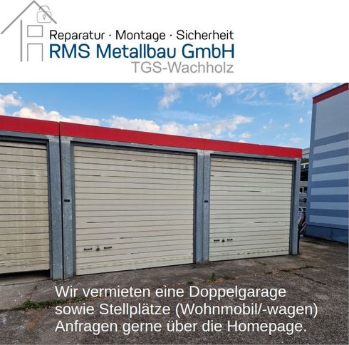 Zwei beige Garagentore neben einem blauen Gebäude, daneben deutscher Mietanzeigentext für eine Doppelgarage und einen Stellplatz.
