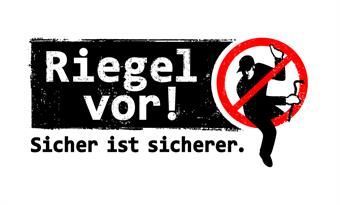 Ein schwarz-weißes Schild mit der Aufschrift „Riegel vor!“