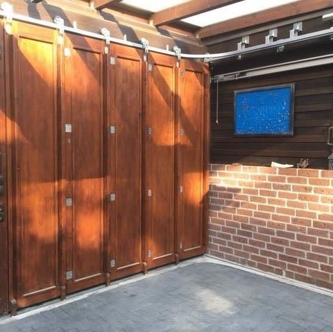 Ein Raum mit einer Ziegelwand und einer Holztür