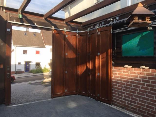 Eine Garage mit einer Ziegelwand und einer Holztür