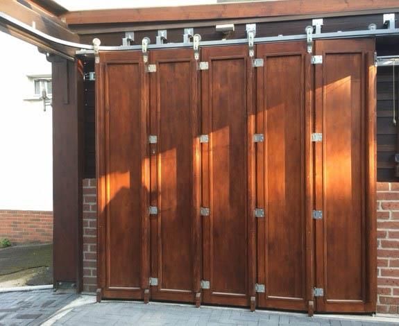 Ein hölzernes Garagentor mit einer Ziegelwand dahinter