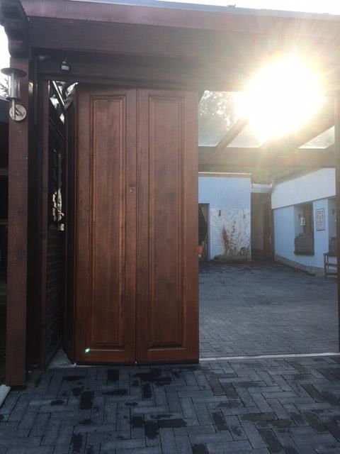 Die Sonne scheint durch eine Holzschiebetür